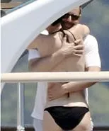 Katy abraza a hombre