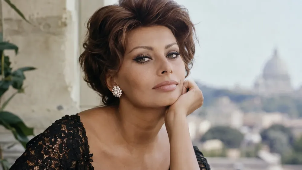 Sophia Loren convirtió aquello que alguna vez quisieron cambiar de ella —sus rasgos, su presencia y su identidad italiana— en parte inseparable de una de las carreras más reconocibles del cine mundial.
