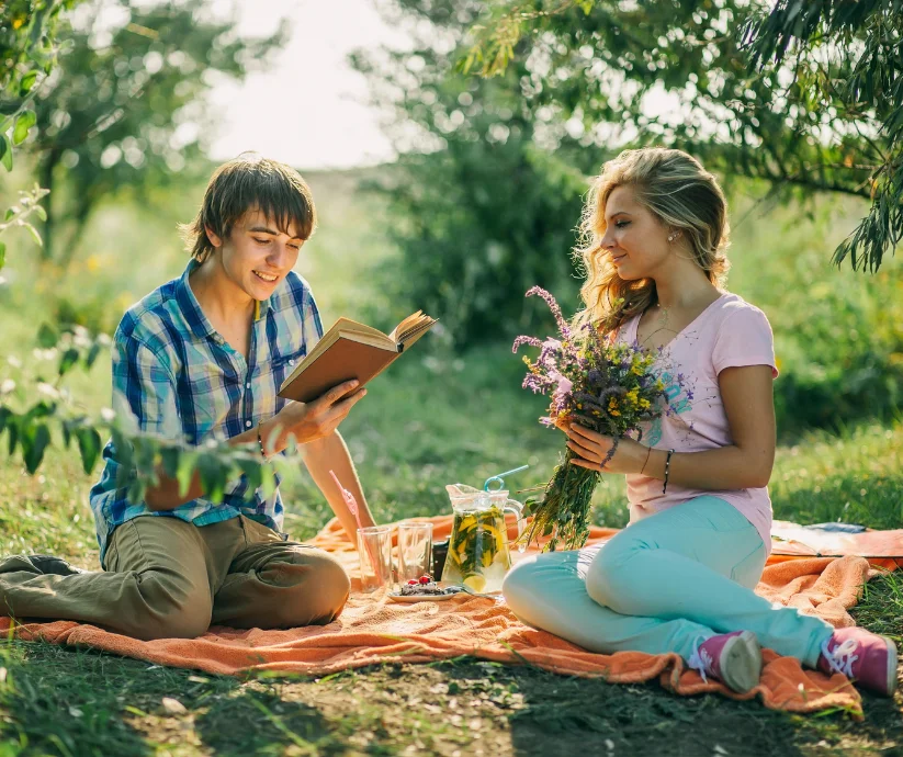 El slow dating no implica dejar de conocer personas, sino cambiar la forma de hacerlo.