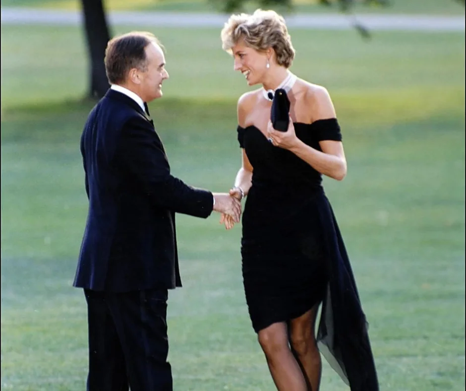 la historia del revenge dress ha sobrevivido mucho mejor que infinidad de vestidos espectaculares usados por miembros de la realeza.