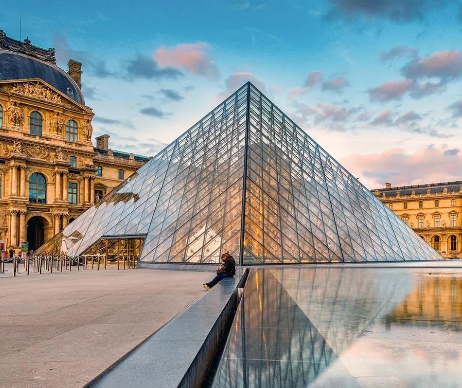 Hablar de museos icónicos sigue siendo hablar del Louvre.