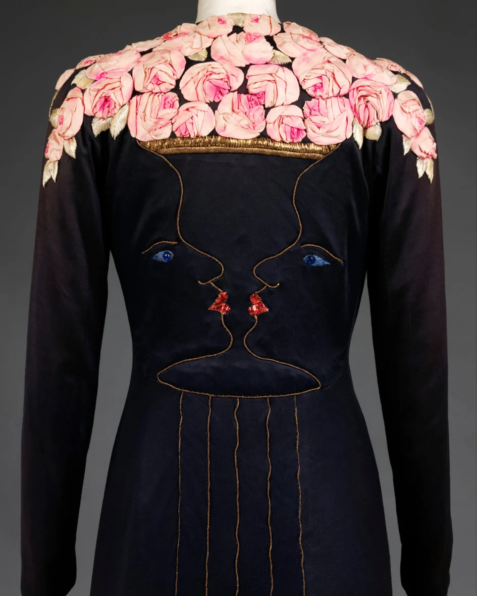 Abrigo de noche de Elsa Schiaparelli y Jean Cocteau, 1937.