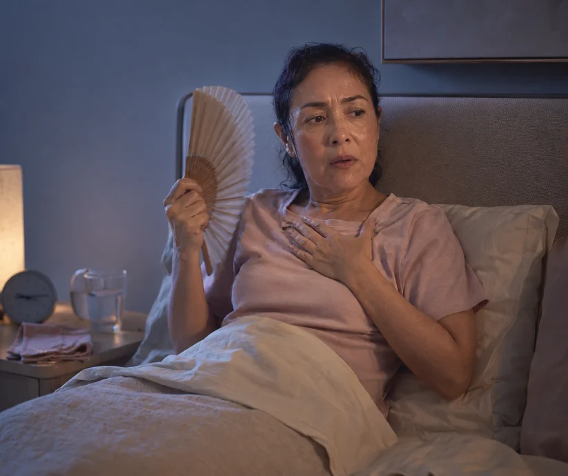 Los bochornos y la sudoración nocturna pueden interrumpir el sueño durante la perimenopausia y provocar cansancio al día siguiente.