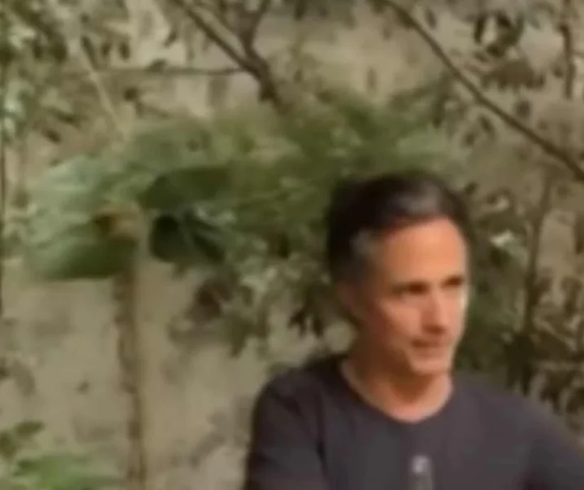 Gael García Bernal siendo grabado por un fan
