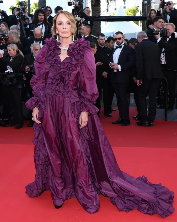 Philippine Leroy-Beaulieu, optó por una nota de color con este vestido malva con volantes y cola de la colección primavera-verano 2026 de Saint Laurent.