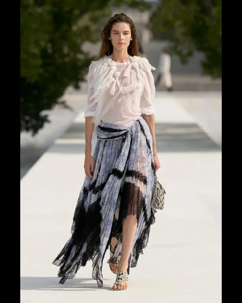Dior convirtió la ligereza en una de las claves de su Primavera:Verano 2027- Jonathan Anderson recurrió a gasas, capas móviles y construcciones casi ingrávidas en una temporada marcada también por el calor inusual de París.