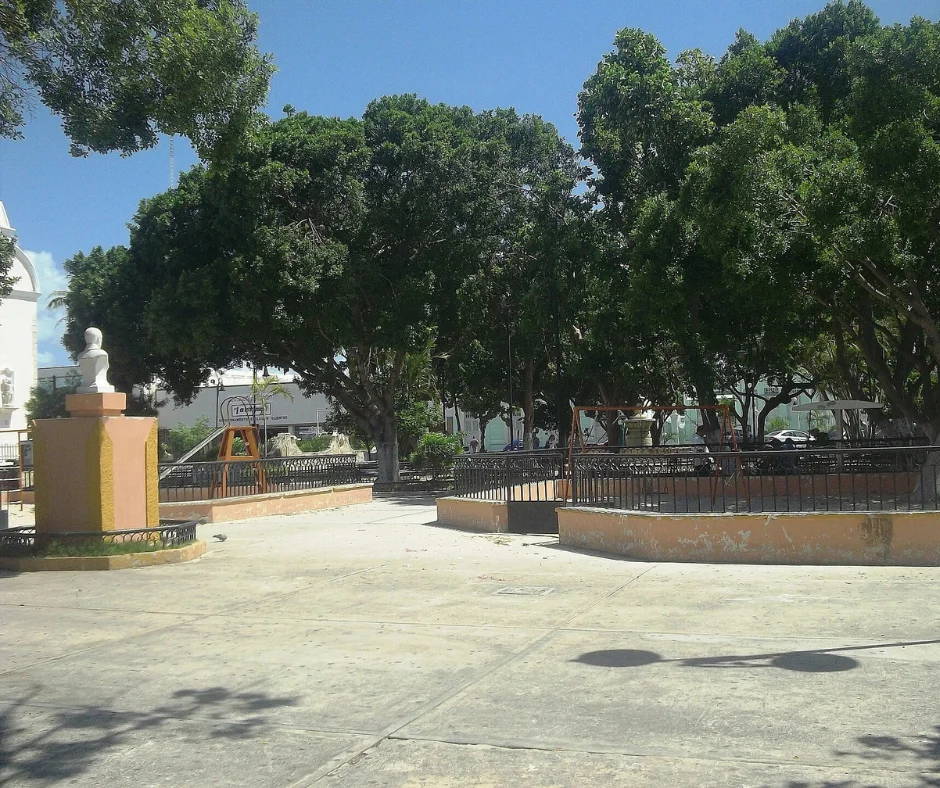 El Parque de Santiago conserva algo que el Centro Histórico más monumental a veces pierde- la sensación de barrio vivido, donde vecinos, comercio y encuentro cotidiano siguen dando sentido al espacio.