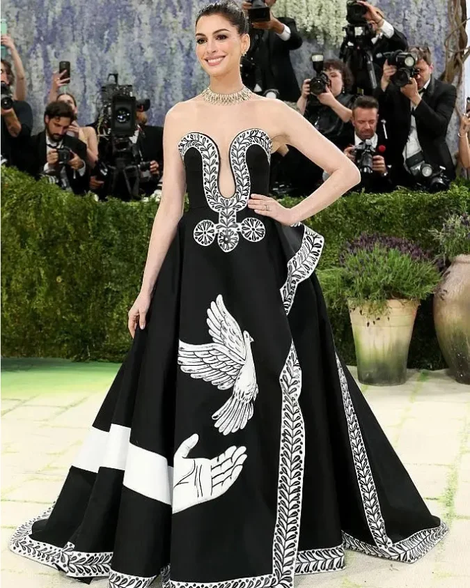 Anne Hathaway, acudió con un vestido en blanco y negro