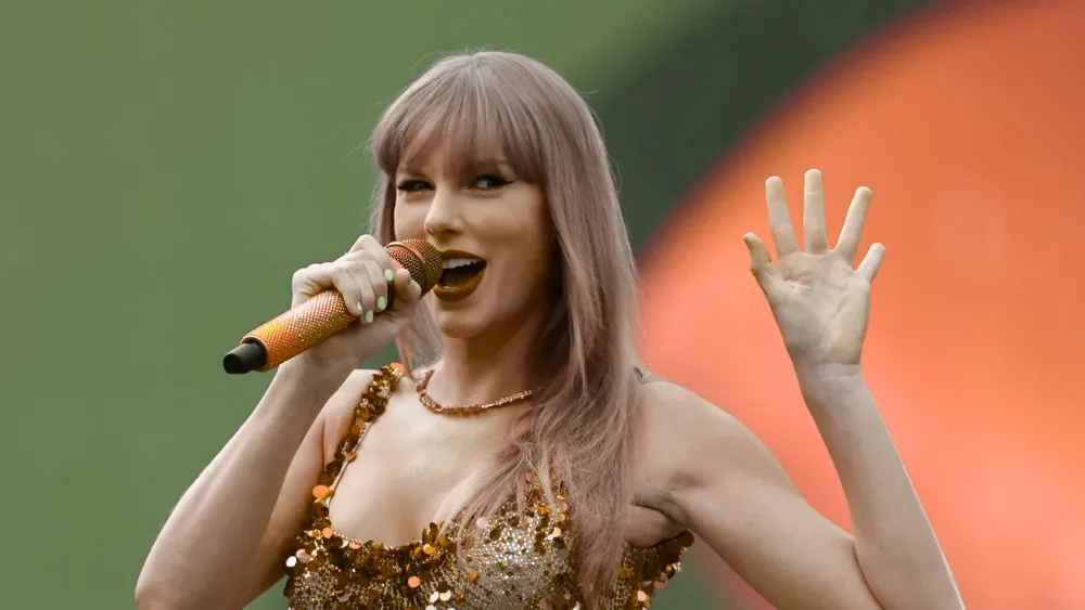 TAYLOR SWIFT 1