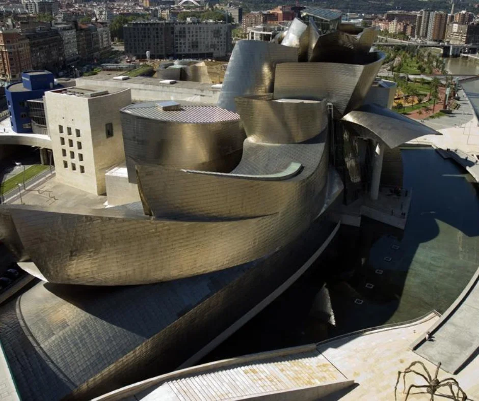 Diseñado por Frank Gehry, el edificio se volvió una obra de arte en sí misma.