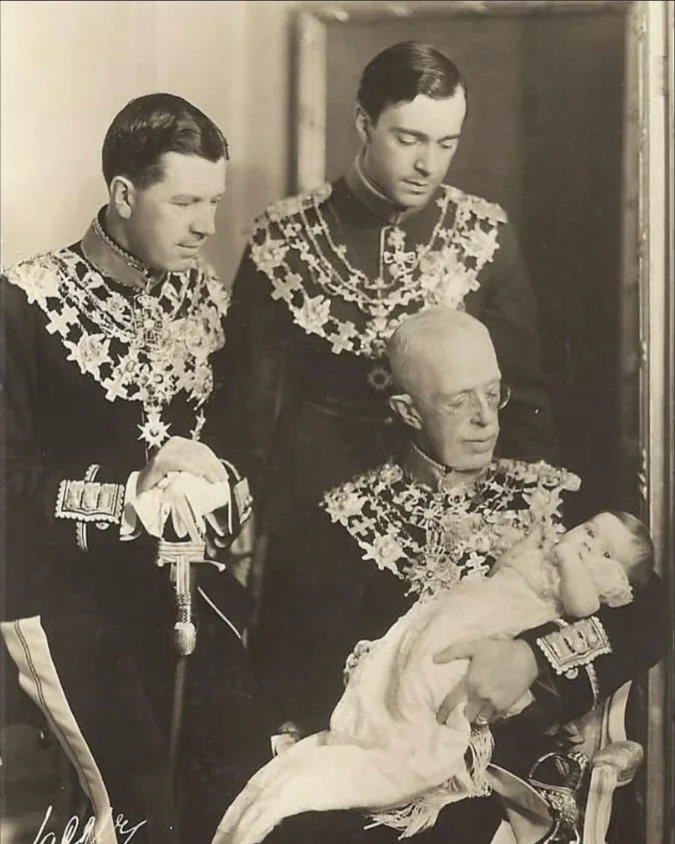 Cuatro generaciones en una sola imagen- Gustavo VI Adolfo, el príncipe Gustavo Adolfo, el rey Gustavo V y el recién nacido Carlos XVI Gustavo, en su bautismo; una fotografía histórica marcada por el destino de la monarquía sueca.
