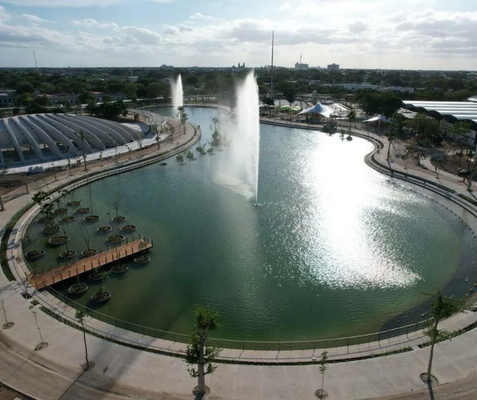 Donde antes hubo vías, talleres e infraestructura ferroviaria, hoy se extiende un parque urbano que devuelve el espacio a peatones, ciclistas y familias sin borrar por completo la memoria industrial del lugar.