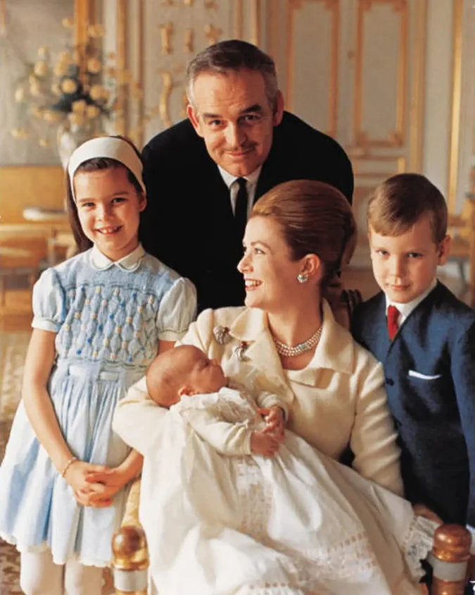 Grace junto a su esposo Rainiero Grimaldi y sus tres hijos, Carolina, Alberto y en brazos Estefanía.