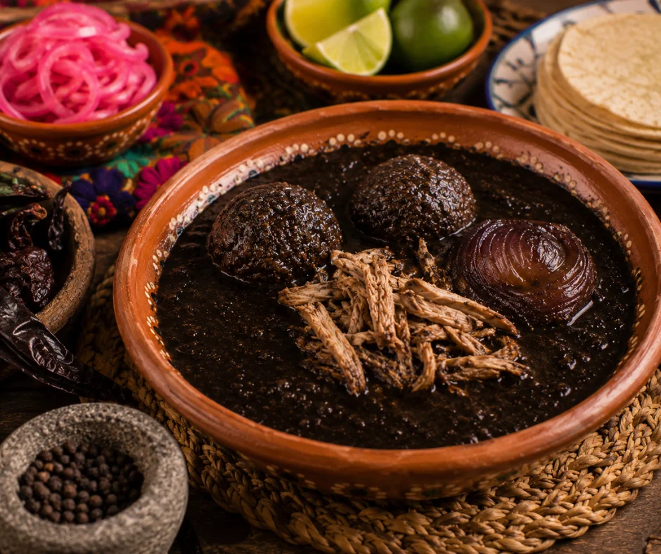 El relleno negro suele sorprender a quienes prueban por primera vez la cocina yucateca.