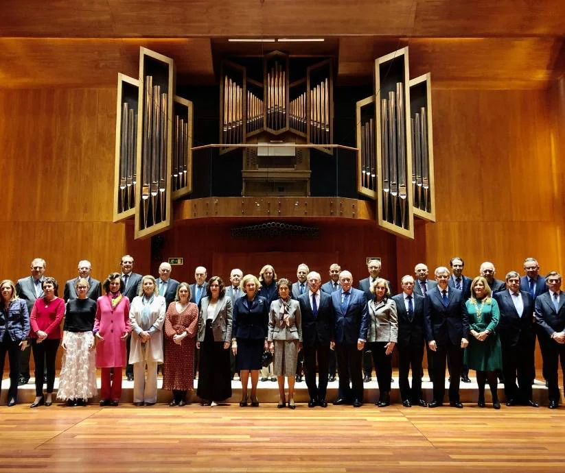 La reina Sofía posa junto a Isabel Díaz Ayuso con Patronato de la Escuela Superior de Música Reina Sofía.