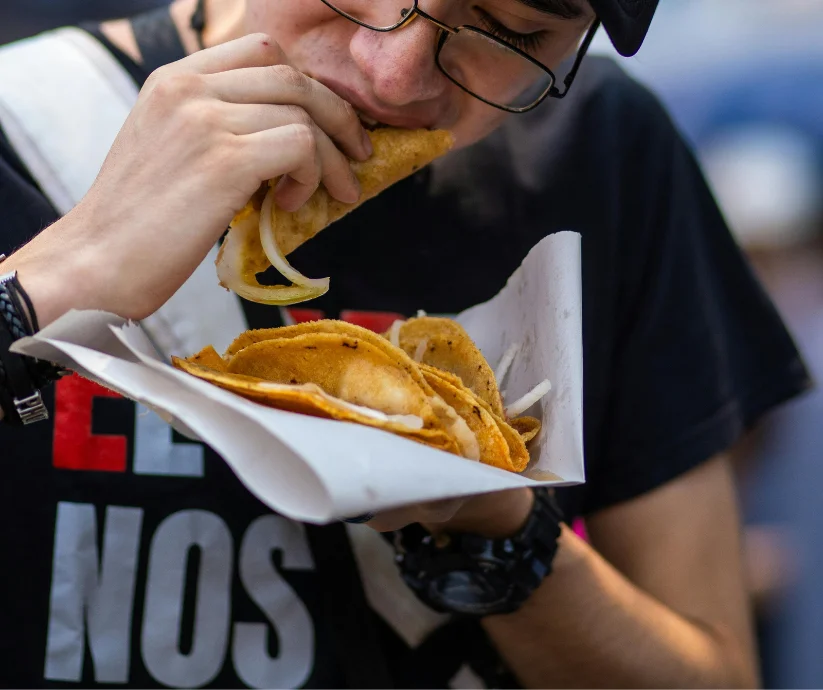 El uso de las manos es fundamental para comer tacos