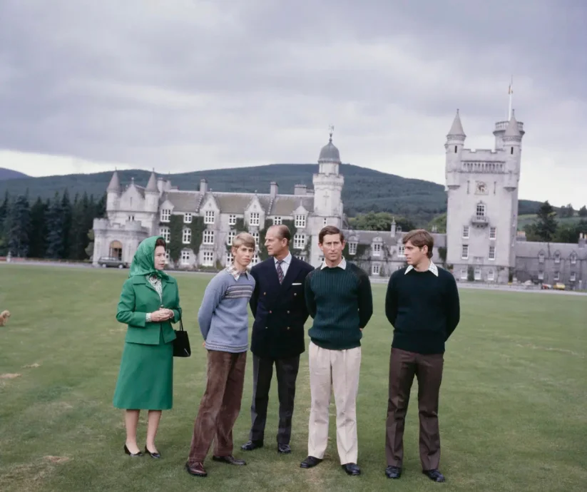 Isabel II junto al Duque de Edimburgo y sus hijos varones en Balmoral.