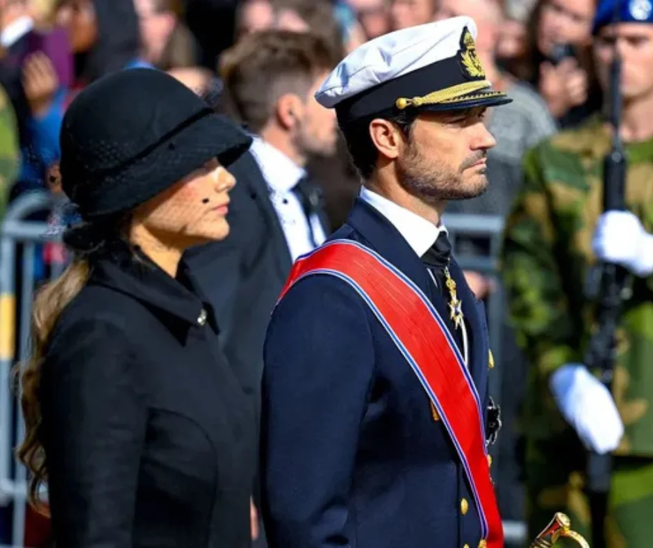 El príncipe Carlos Felipe de Suecia y la princesa Sofía, en la procesión fúnebre.