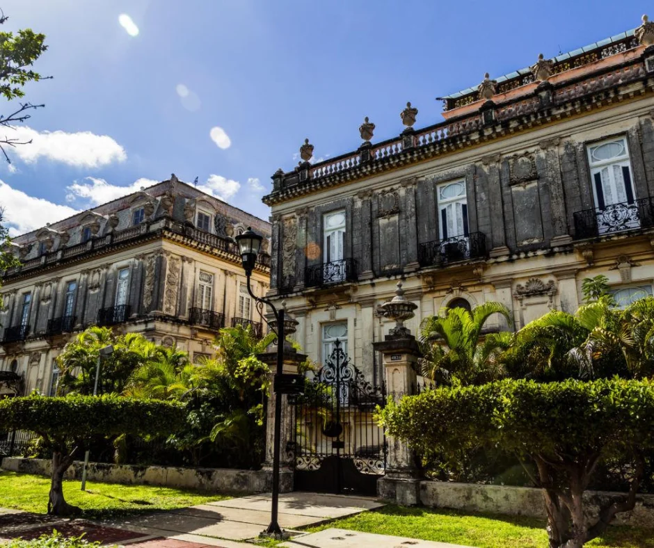 Las Casas Gemelas resumen la ambición de una época en la que la prosperidad henequenera quiso expresarse también en piedra, escala y arquitectura de inspiración europea.