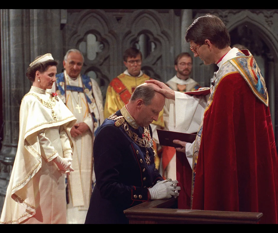 El rey Harald V y la reina Sonja durante su consagración en la catedral de Nidaros, en Trondheim, el 23 de junio de 1991.