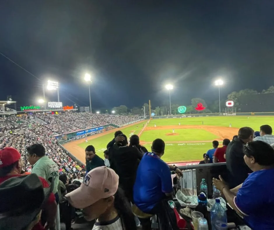La afición de los Olmecas de Tabasco llena el Estadio Centenario del 27 de Febrero durante los playoffs de 2026.