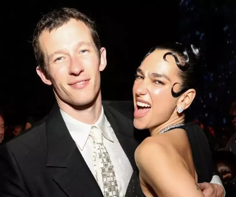 Dua Lipa y Callum Turner 2025