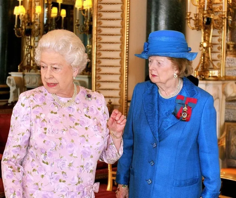 Margaret Thatcher y reina