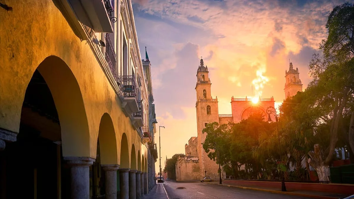 Caminar Mérida es recorrer distintas capas de su historia- la ciudad colonial, los barrios tradicionales, el auge henequenero y los nuevos espacios urbanos conviven a pocos kilómetros de distancia.