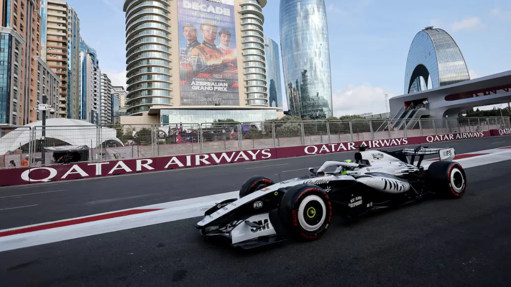 Sergio “Checo” Pérez afronta un complicado fin de semana en Bakú con Cadillac, tras quedar eliminado en la Q1 de la clasificación del GP de Azerbaiyán 2026. Imagen ilustrativa generada con IA.