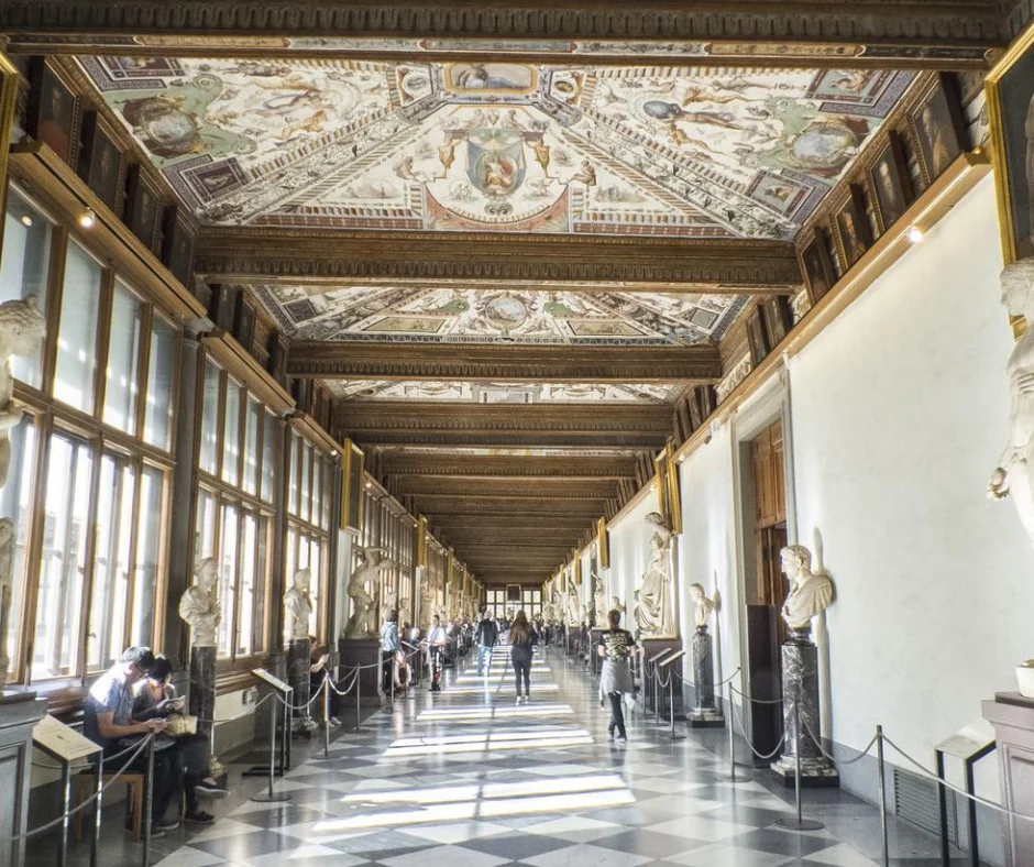La conexión con la Casa de Medici y su arquitectura impresionante, convierten la visita en una experiencia única.