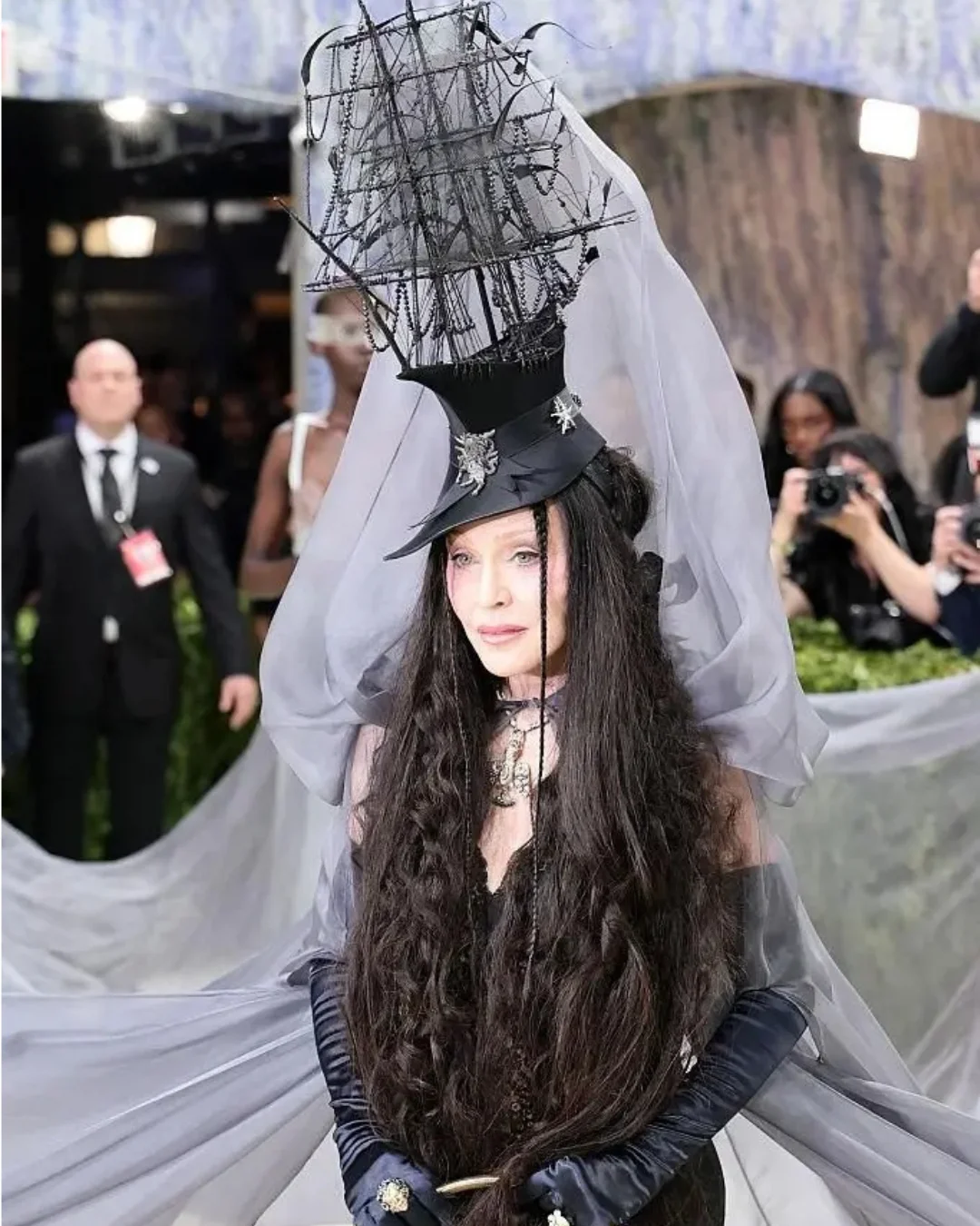 La superestrella del pop Madonna llegó luciendo un barco en la cabeza. (Getty Images)