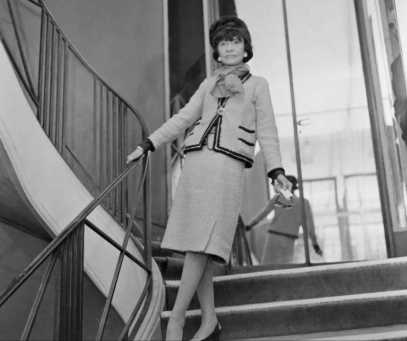 Coco Chanel en traje de tweed durante su etapa de regreso.