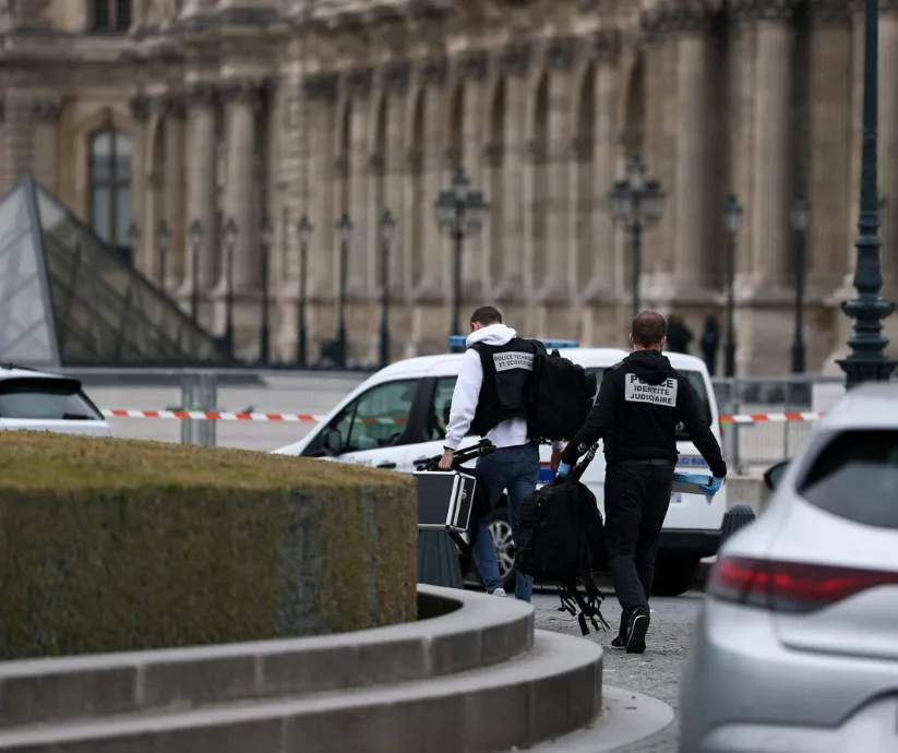 policia en el louvre