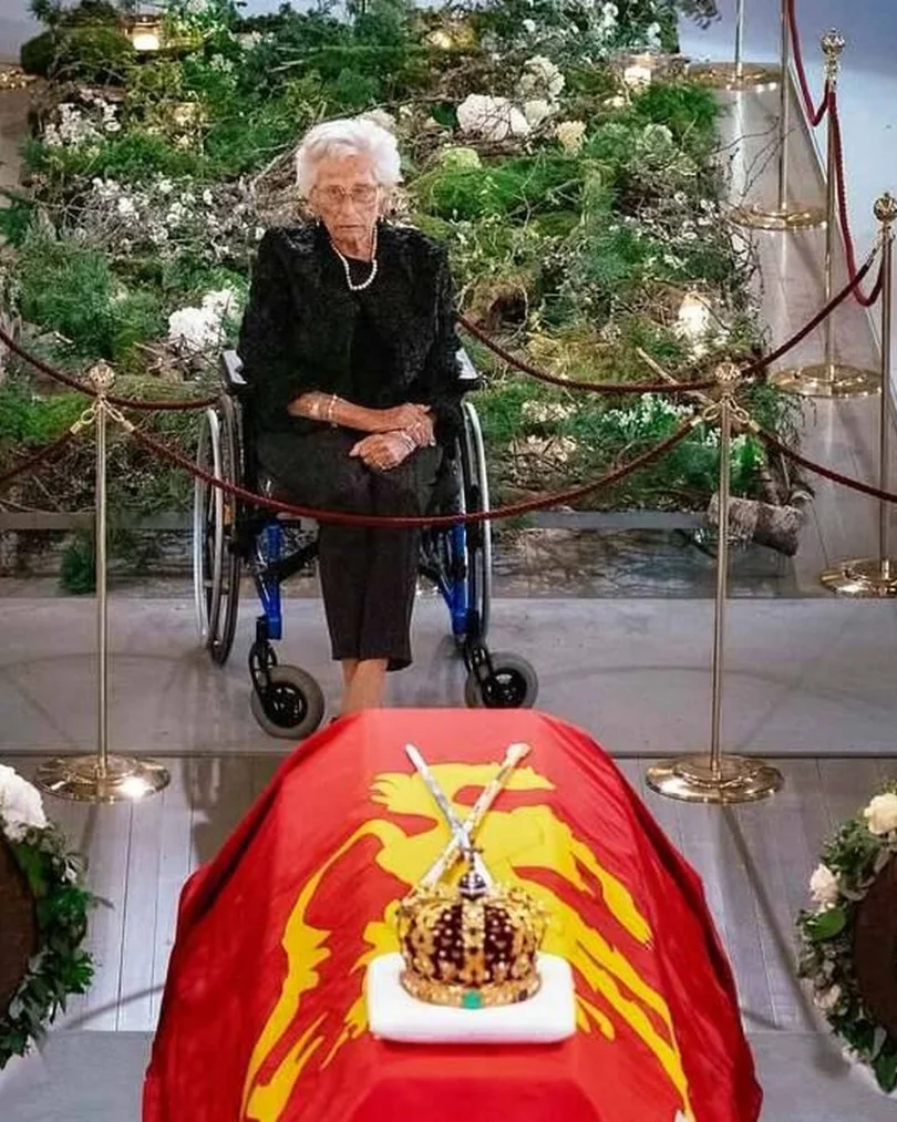 La conmovedora imagen de la princesa Astrid haciendo la guardia en solitario a su hermano.