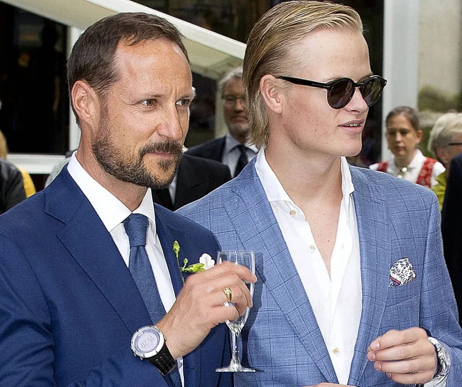 Haakon junto a Marius Borg Høiby, hijo de Mette-Marit, a quien acompañó desde pequeño como parte de la familia que formaron tras su matrimonio.
