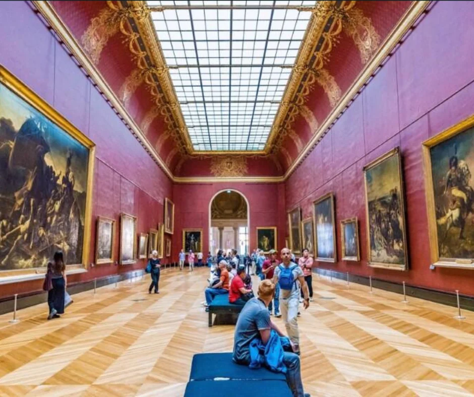 salones monumentales, sus galerías interminables y la sensación de estar recorriendo uno de los espacios más elegantes de Europa.
