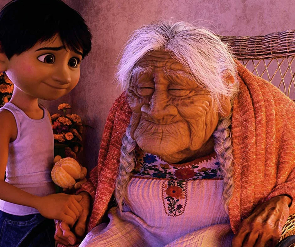 Coloca a madres, abuelas y bisabuelas como figuras fundamentales dentro de la historia.
