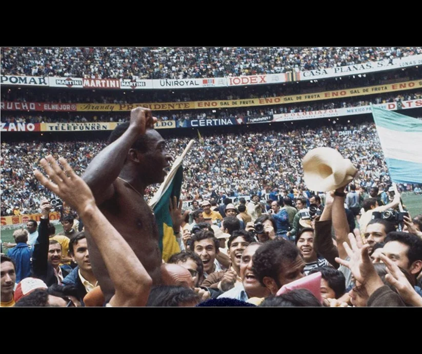 Pelé celebró en el Estadio Azteca el título mundial de Brasil en 1970.