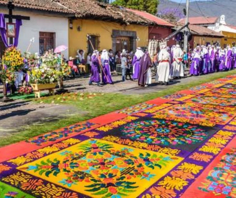 Alfombras florares son una traidición en Semana Santa