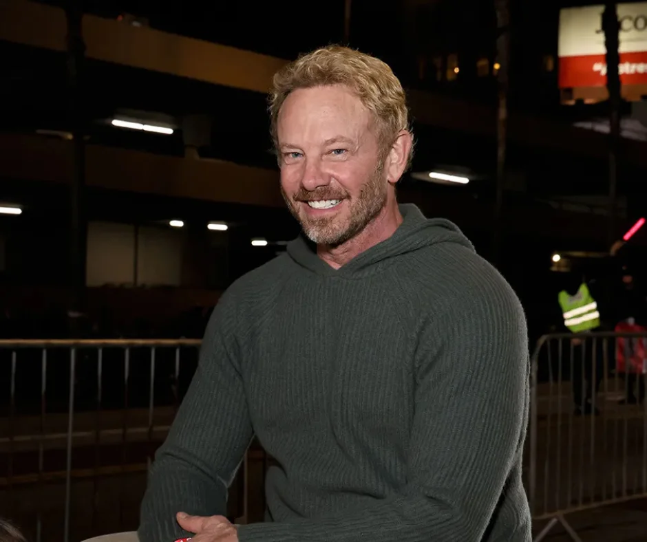Ian Ziering pasó de interpretar al carismático Steve Sanders a convertirse en uno de los actores del elenco con mayor capacidad para reinventarse.