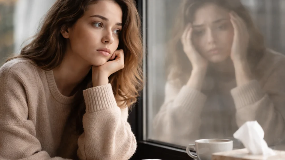 Mujer en reflexión emocional ante cambios asociados al trastorno bipolar