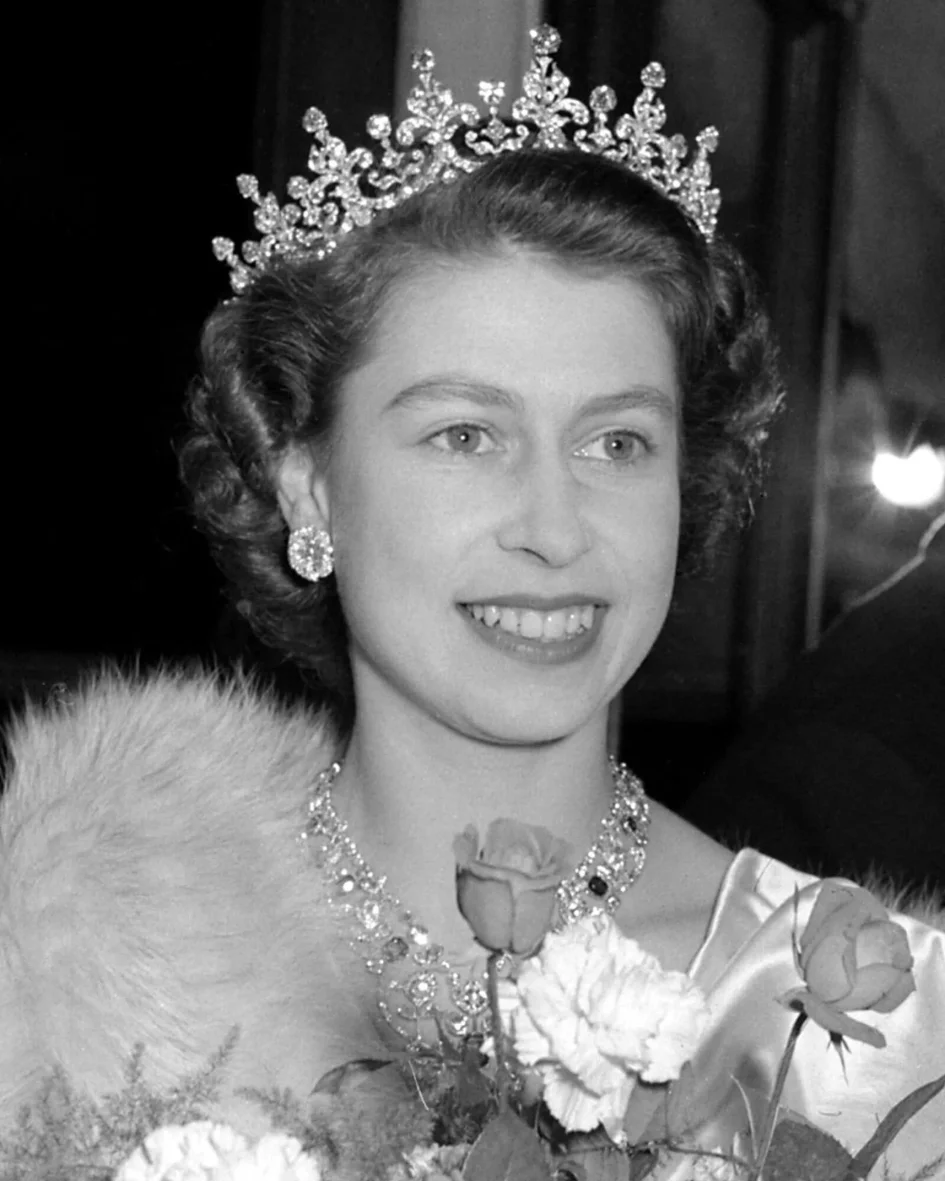 Isabel II usando la Girls of Great Britain and Ireland Tiara.