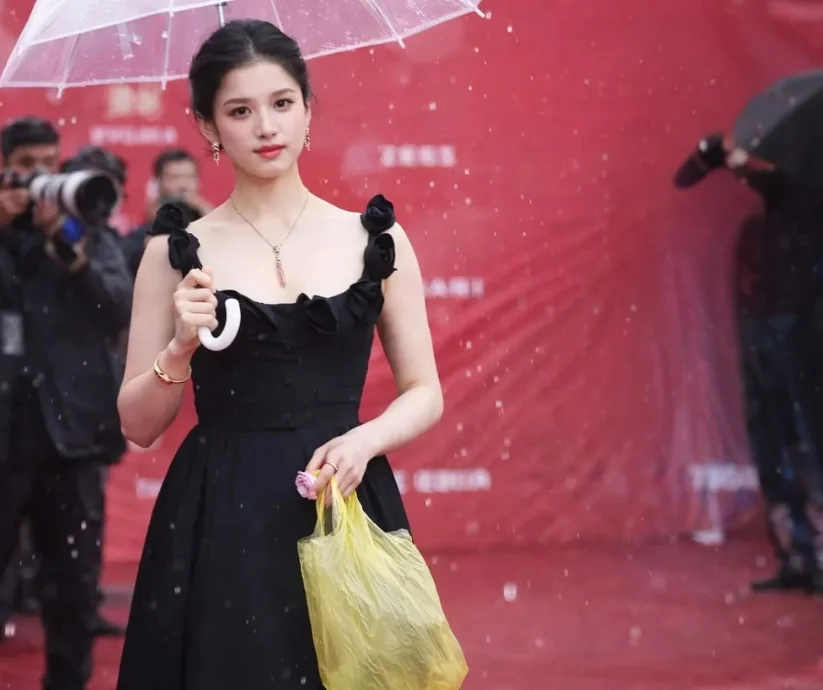 La actriz Zhang Jingyi promocionando película The One