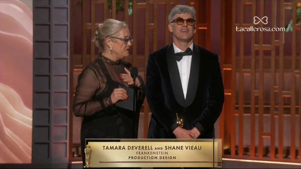 Frankenstein de Guillermo del Toro durante la ceremonia del Oscar tras ganar Mejor Diseño de Producción