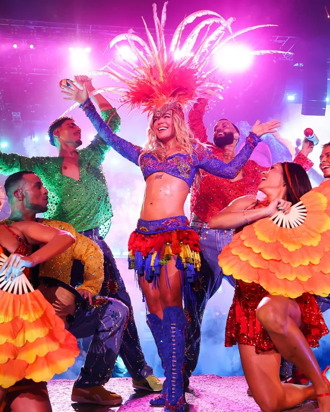 Tropitour no se limita a presentaciones musicales; combina identidad latina, energía tropical y producción visual de alto impacto.