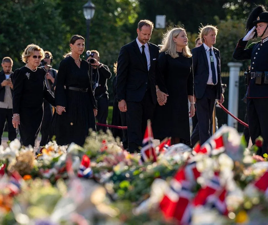 familia real de noruega en el funeral.