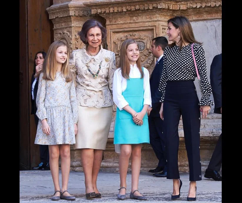 La reina Sofía posa junto a la reina Letizia, la princesa Leonor y la infanta Sofía frente a un edificio histórico