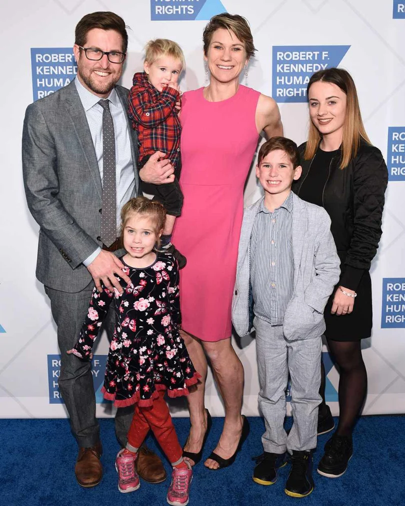 Maeve Kennedy McKean junto a su esposo e hijos.