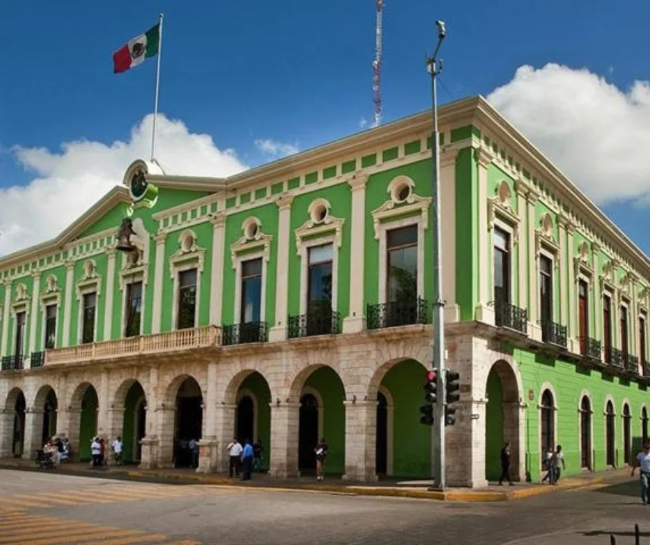 Frente a la Plaza Grande, el Palacio de Gobierno mantiene vigente una función que este espacio ha tenido durante siglos- ser uno de los centros desde donde se administra y representa el poder público.