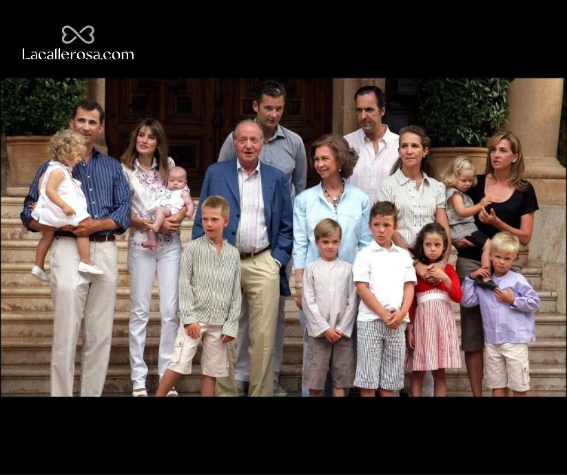 los reyes Juan Carlos I y Sofía junto a sus tres hijos, sus parejas y sus nietos, reunidos en las escaleras del Palacio.